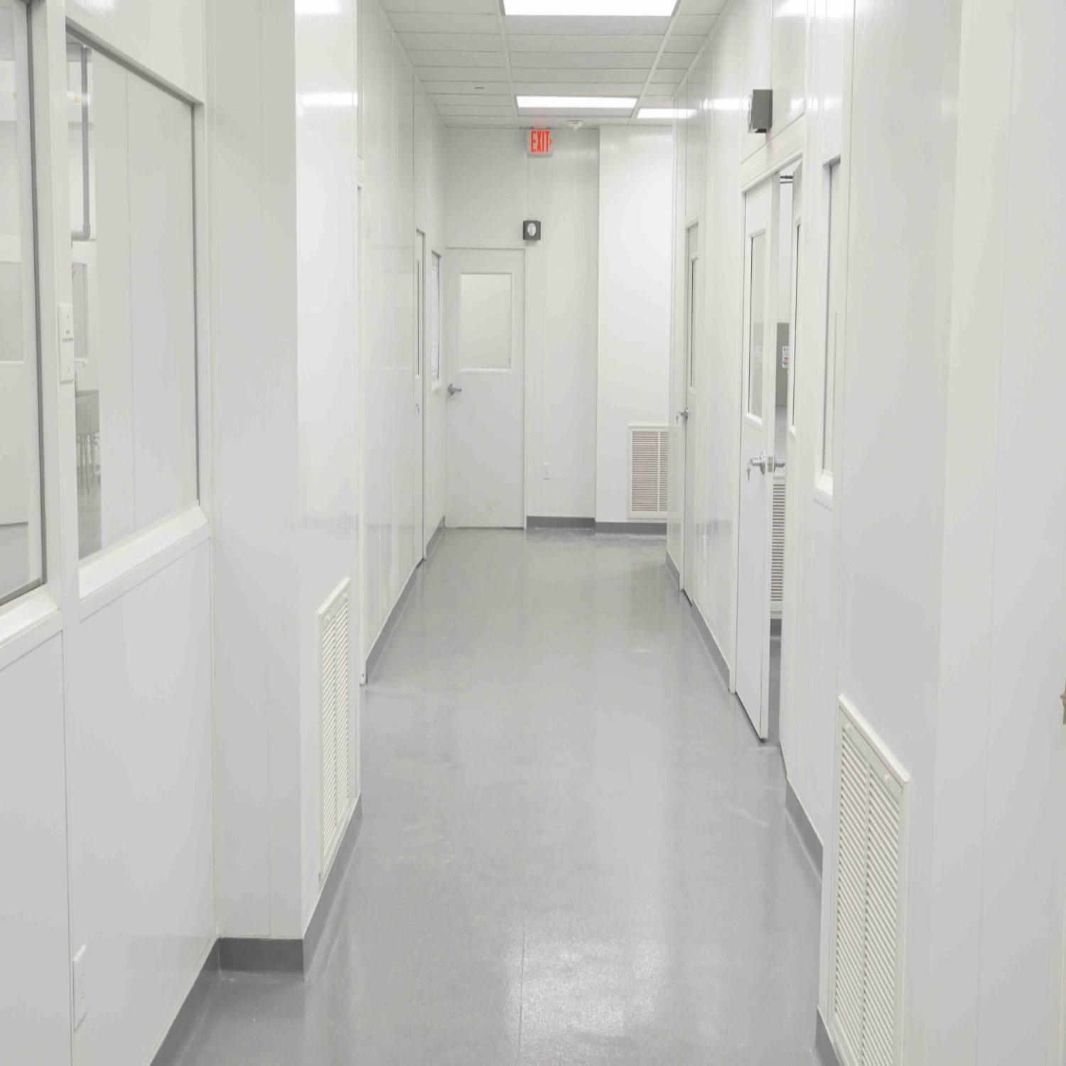 Chemical Resistance in Cleanrooms: Durable Solutions by Wise Link